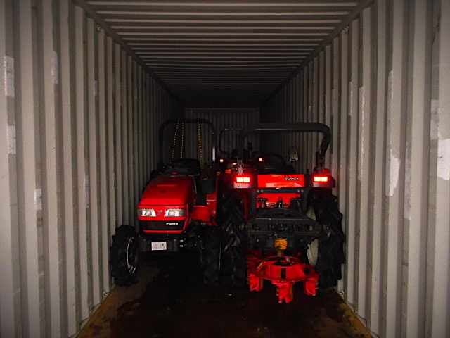 Loading used japanese tractors Kubota and Yanmar into container