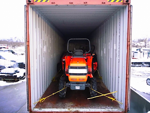 Loading used japanese tractors Kubota and Yanmar into container